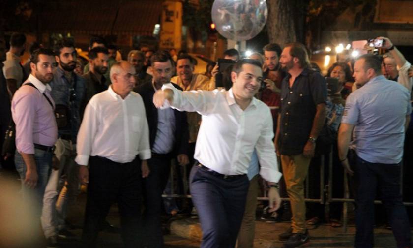 Αποτελέσματα εκλογών 2015: O Τσίπρας με τη σύζυγό του στην Κουμουνδούρου (photos)