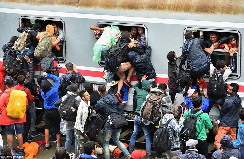 Άνοιξαν τα σύνορα της Ουγγαρίας - Απεγκλωβίστηκαν χιλιάδες πρόσφυγες (photos)