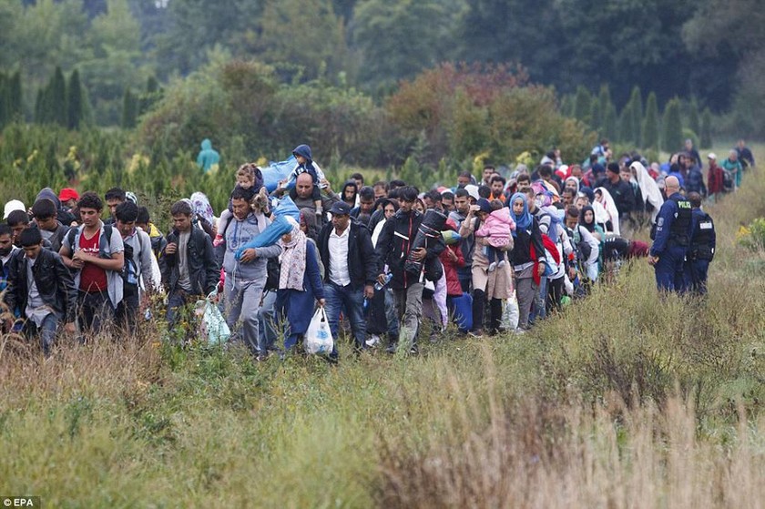 Άνοιξαν τα σύνορα της Ουγγαρίας - Απεγκλωβίστηκαν χιλιάδες πρόσφυγες (photos)