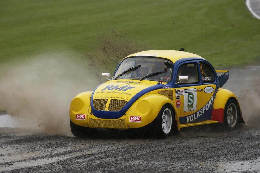 O Button στο Βρετανικό Πρωτάθλημα RX για το Sky Channel οδηγεί ένα VW ρεπλίκα του Beetle που οδηγούσε ο πατέρας του  