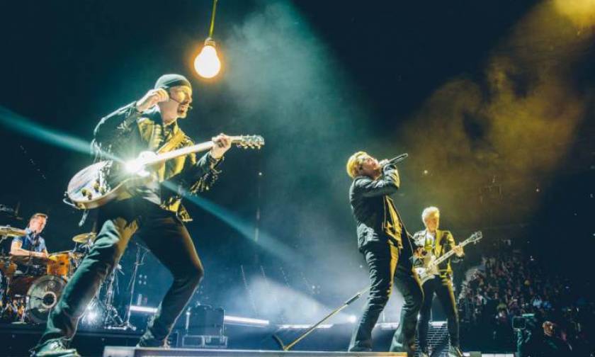 Πανικός σε συναυλία των U2 – Άντρας εισέβαλε στην αρένα με πιστόλι