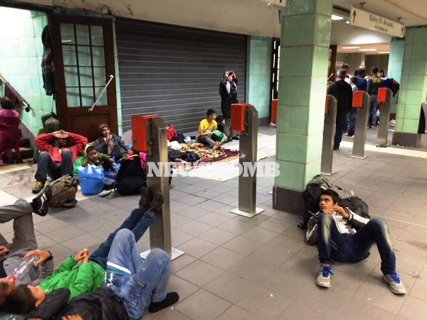 ΗΣΑΠ: Κλειστός ο σταθμός Βικτώρια - Μετανάστες βρήκαν καταφύγιο στις αποβάθρες (pics)