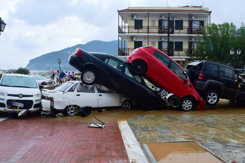 Εικόνες βιβλικής καταστροφής στη Σκόπελο (vid&pics)