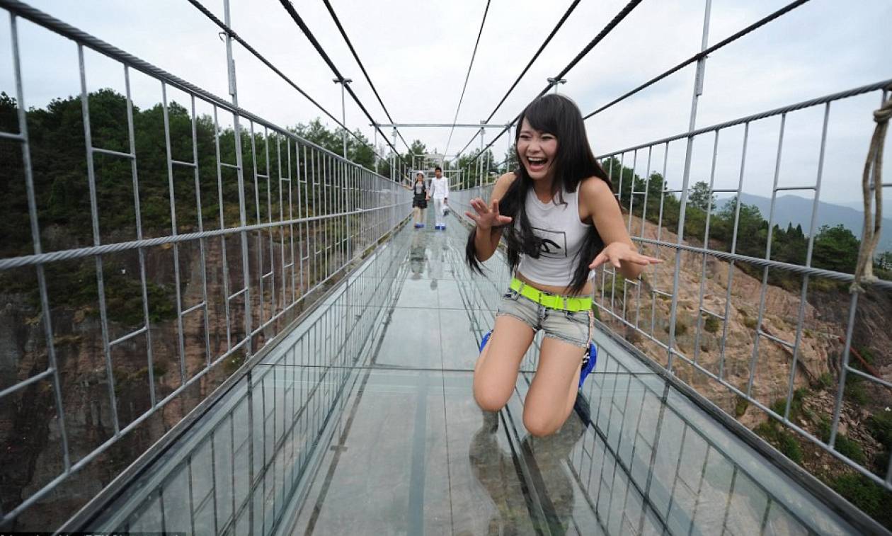 Η πιο τρομακτική γέφυρα του πλανήτη – Εσείς θα τολμούσατε; (video & photos)