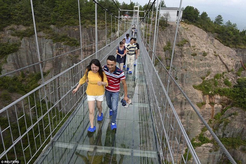 Η πιο τρομακτική γέφυρα του πλανήτη – Εσείς θα τολμούσατε; (video & photos)  