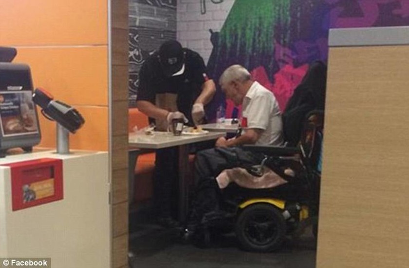 Ταμίας – ήρωας: Έγκατέλειψε το πόστο του για να βοηθήσει ηλικιωμένο με αναπηρία - Δείτε τη photo  