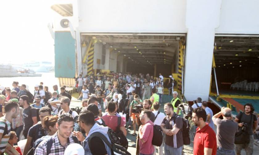 Στο λιμάνι του Πειραιά σήμερα 4.000 μετανάστες και πρόσφυγες