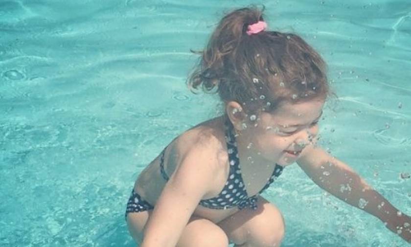 Η φωτογραφία που διχάζει: Το κοριτσάκι βρίσκεται μέσα ή έξω από το νερό;