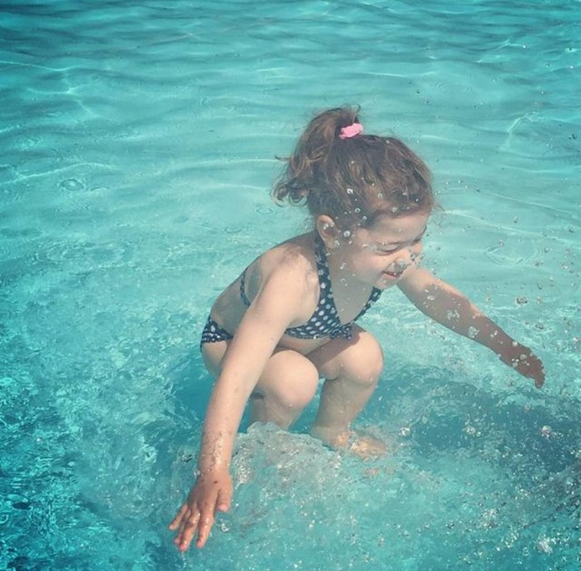 Η φωτογραφία που διχάζει: Το κοριτσάκι βρίσκεται μέσα ή έξω από το νερό; 