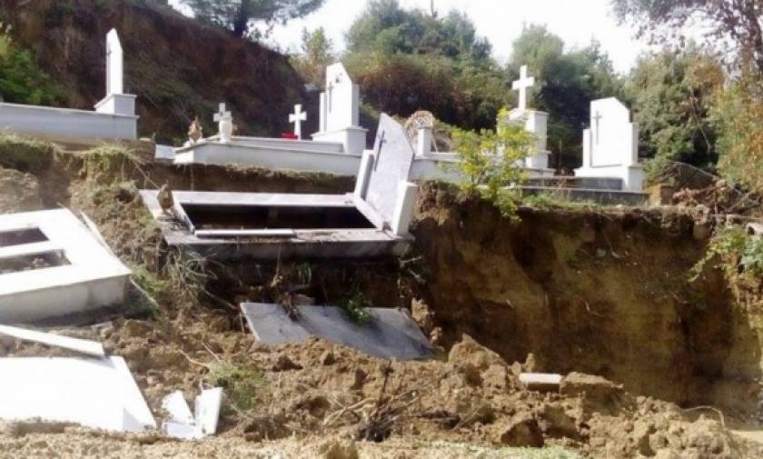 Ακραία καιρικά φαινόμενα στην Κέρκυρα – Άνοιξαν τάφοι από την κακοκαιρία (photo)