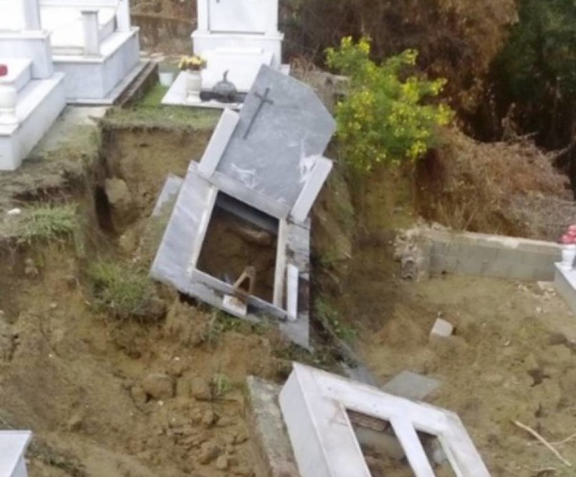 «Βιβλικές καταστροφές» στην Κέρκυρα – Άνοιξαν τάφοι από την κακοκαιρία (photo)