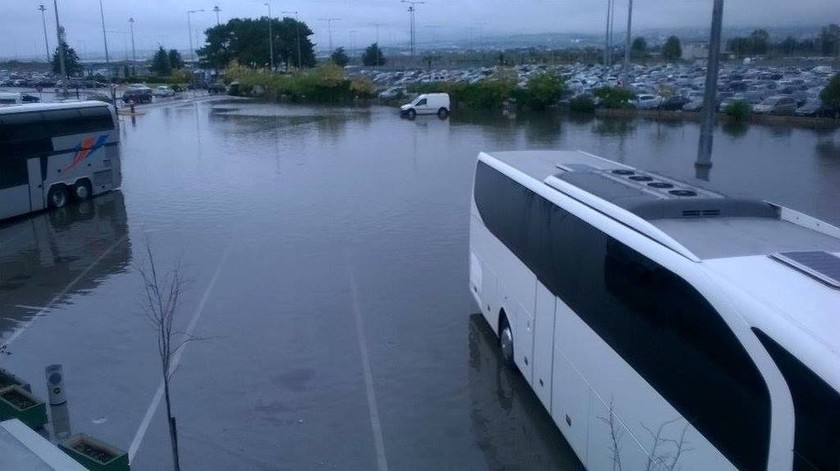 Θεσσαλονίκη: «Λίμνη» το πάρκινγκ του αεροδρομίου «Μακεδονία» - Ποτάμια οι δρόμοι (photos)