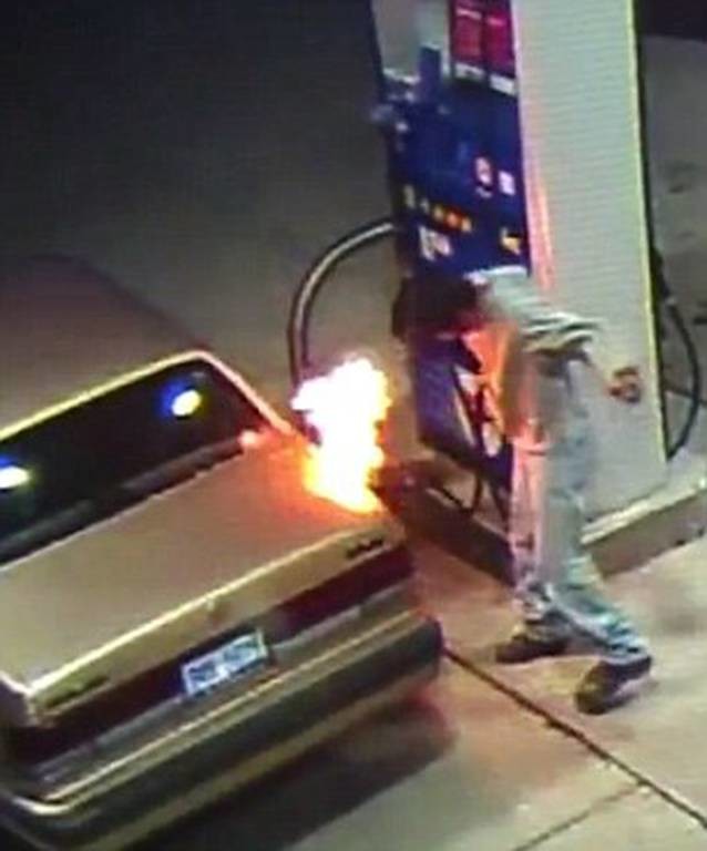 Προσπάθησε να σκοτώσει μία αράχνη και έβαλε φωτιά σε βενζινάδικο (photos) 