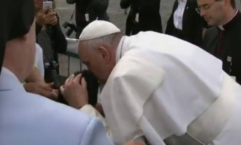 Ο Πάπας Φραγκίσκος σταμάτησε το αυτοκίνητο για να φιλήσει παιδί με ειδικές ανάγκες (vid)