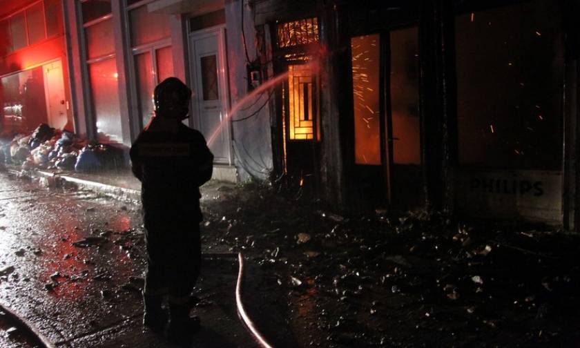 Αττική: Υπό μερικό έλεγχο η φωτιά στο εργοστάσιο επίπλων στη Μάνδρα