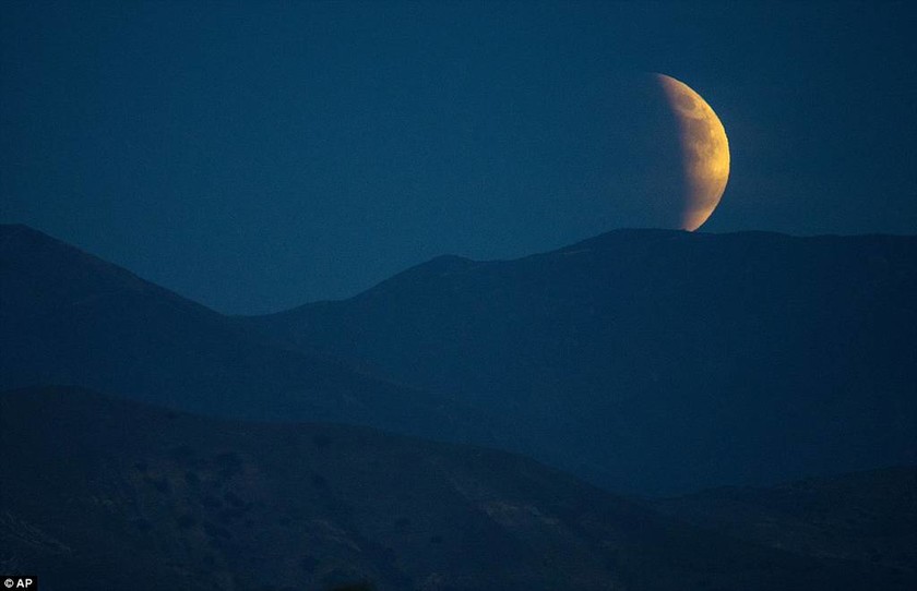 «Ματωμένο φεγγάρι»: Η έκλειψη της υπερπανσελήνου σε όλο τον κόσμο (photos)