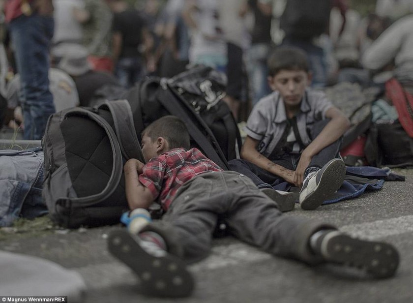 Τραγικοί ήρωες του πολέμου: Οι ανήλικοι πρόσφυγες μέσα από συγκλονιστικά καρέ (photos)