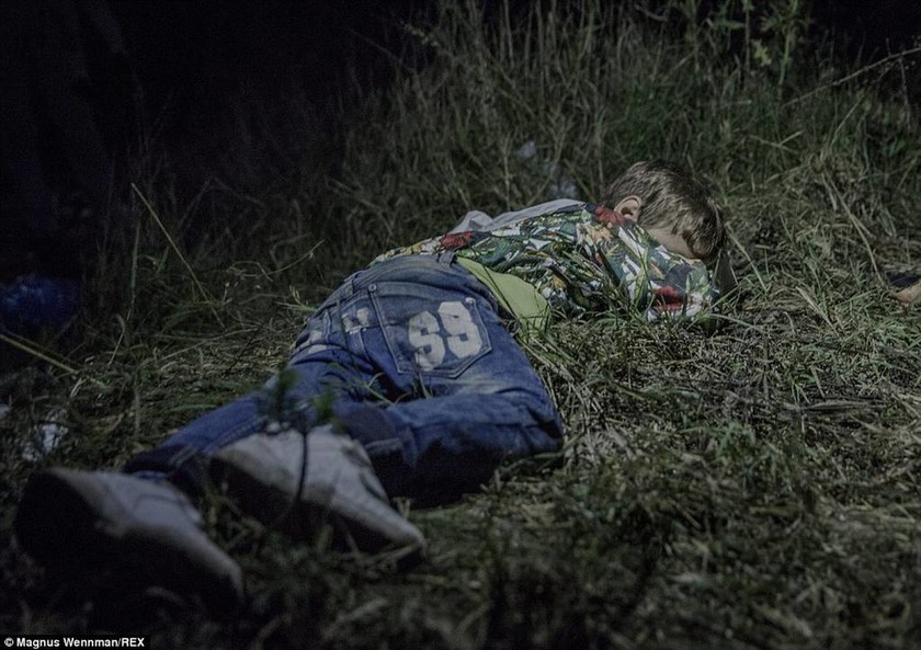 Τραγικοί ήρωες του πολέμου: Οι ανήλικοι πρόσφυγες μέσα από συγκλονιστικά καρέ (photos)