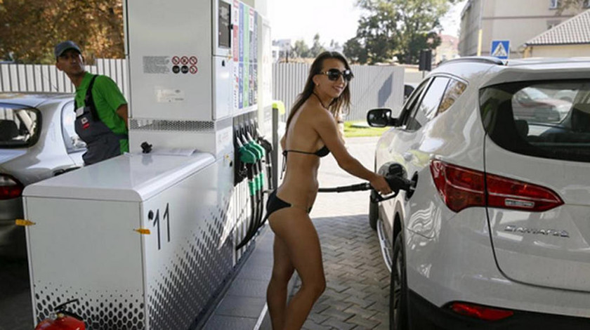 Κίεβο: Δωρεάν βενζίνη για γυναίκες μόνο με… μπικίνι (video+photos)