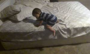 Πανέξυπνο μωράκι: Δείτε τι σκαρφίστηκε για να κατέβει από το κρεβάτι! (video)