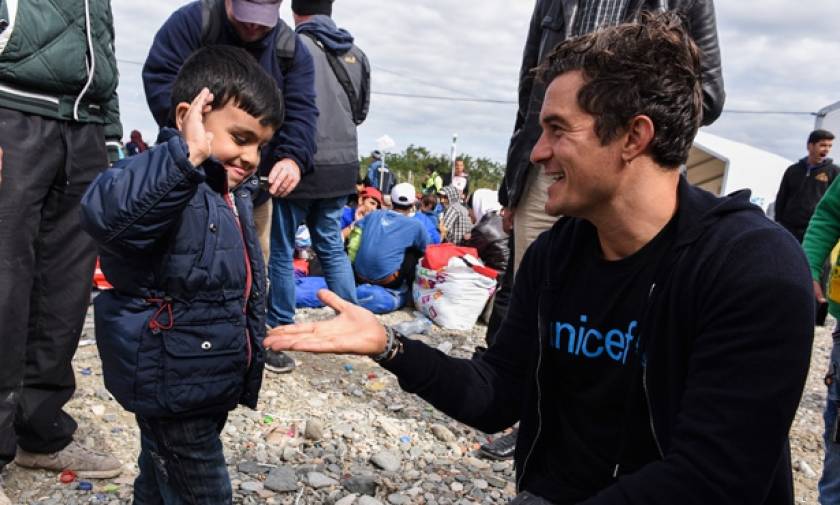 Ο Ορλάντο Μπλουμ σε καταυλισμό προσφύγων στα σύνορα Ελλάδας - Σκοπίων (video & photos)