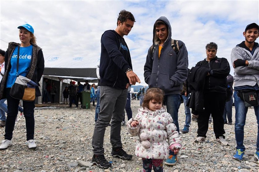 Ο Ορλάντο Μπλουμ σε καταυλισμό προσφύγων στα σύνορα Ελλάδας - Σκοπίων 