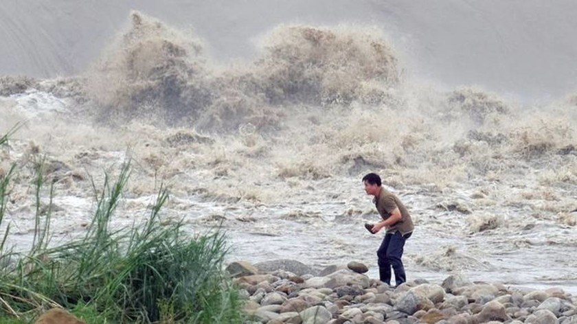 Ταϊβάν: Δύο νεκροί από τυφώνα –  Θυελλώδεις άνεμοι παρασύρουν ανθρώπους (video) 