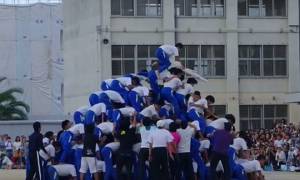 Η τρομακτική κατάρρευση ανθρώπινης πυραμίδας 150 μαθητών (video)