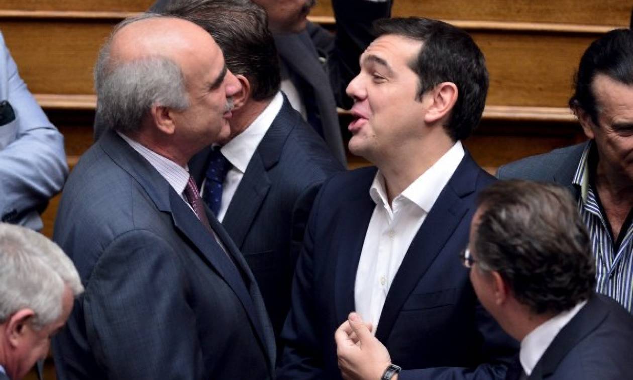 Τσίπρας - Μεϊμαράκης: Τα πλατιά χαμόγελα κατά τη συνάντησή τους στην ορκωμοσία των βουλευτών