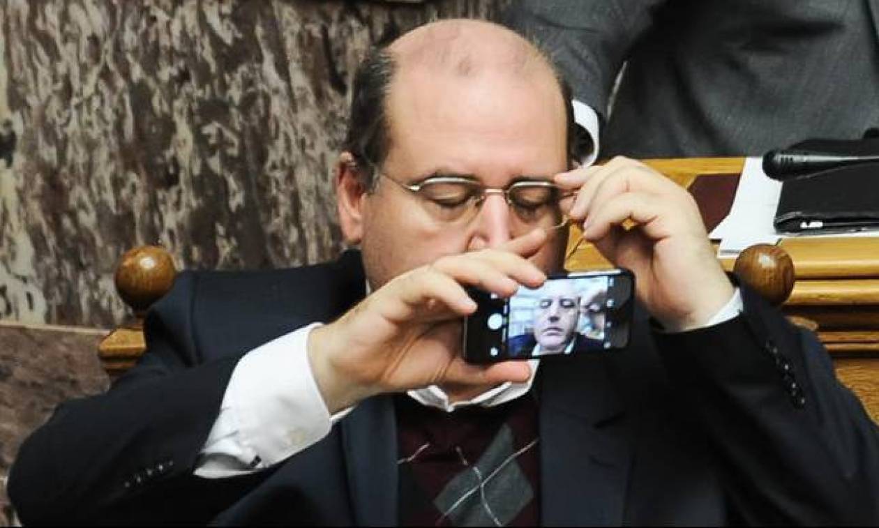 Ο Φίλης βγάζει selfies... στη Βουλή