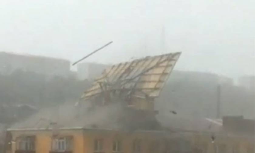 Η οργή της φύσης: Σοκαριστικές εικόνες από τον κυκλώνα που «σάρωσε» τη Ρωσία (video)