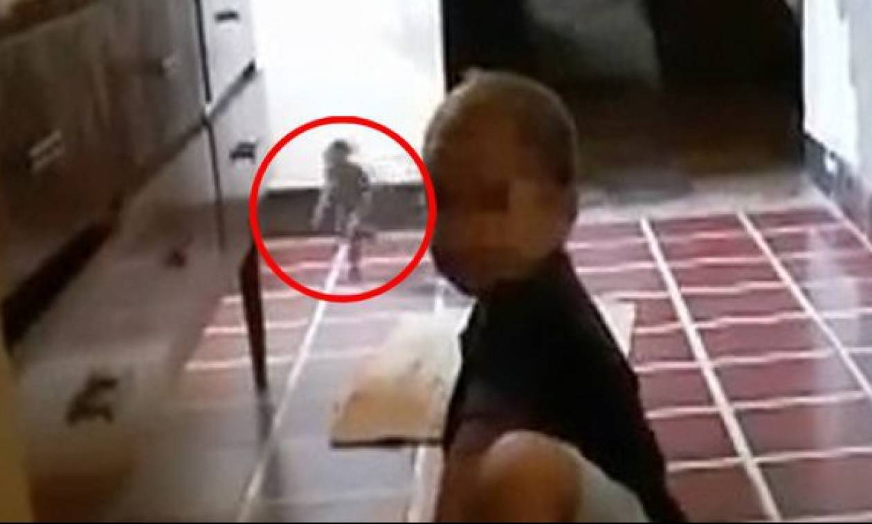 Τρομακτικό: Μητέρα βιντεοσκόπησε «δαίμονα» να παίζει με το παιδί της! (video)