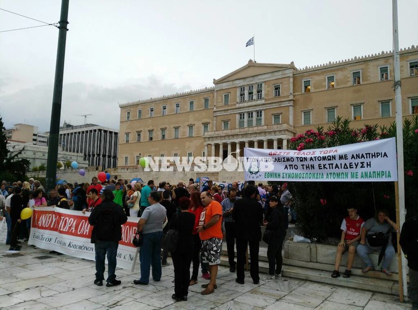 Συγκέντρωση συντονιστικής επιτροπής αγώνα αναπήρων έξω από τη Βουλή (photos)