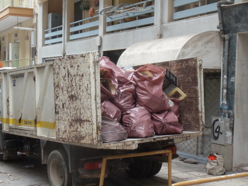 Πέντε τόνους σκουπίδια «έκρυβε» διαμέρισμα στη Θεσσαλονίκη (photos)