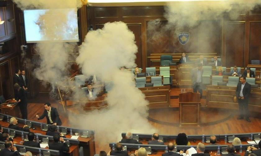 Κόσοβο: Βουλευτής πέταξε δακρυγόνο σε συνεδρίαση της Βουλής
