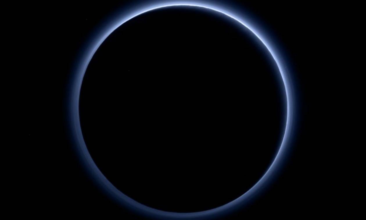 Οι επιστήμονες βρήκαν στον Πλούτωνα «μπλε ουρανό και παγωμένο νερό» (pics)