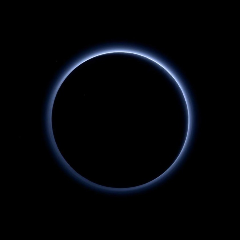 Οι επιστήμονες βρήκαν στον Πλούτωνα «μπλε ουρανό και παγωμένο νερό» (pics)