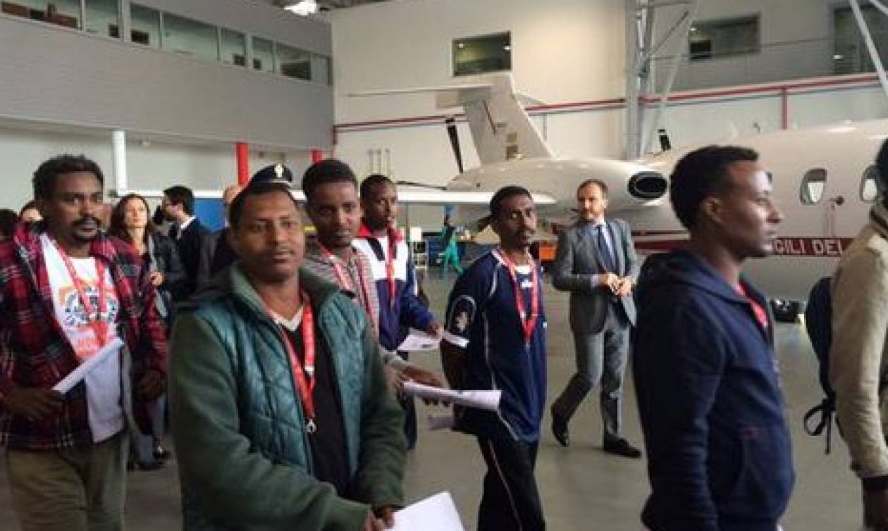 Ιταλία: Αναχώρησε για Σουηδία η πρώτη ομάδα προσφύγων που μετεγκαθίσταται σε άλλη χώρα της E.E.