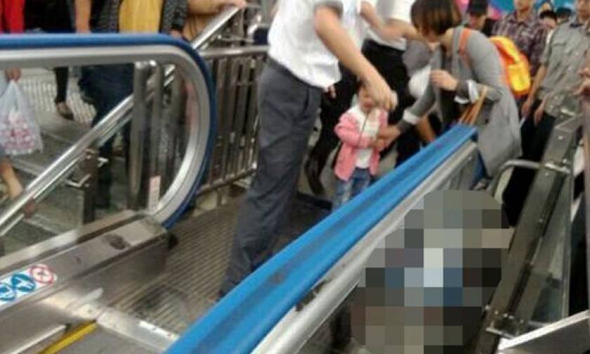 Νέο σοκαριστικό δυστύχημα στην Κίνα: Κυλιόμενη σκάλα εγκλωβίζει παιδάκι (photos)