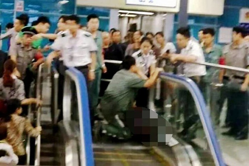 Νέο σοκαριστικό δυστύχημα στην Κίνα: Κυλιόμενη σκάλα εγκλωβίζει παιδάκι (photos)