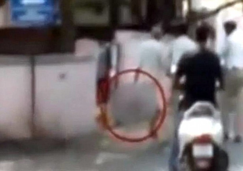 Σοκ στην Ινδία: Κυκλοφορούσε με το κομμένο κεφάλι της γυναίκας του στην αγορά (video)