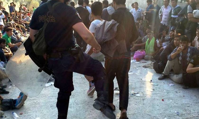Τι υποστηρίζει ο αστυνομικός που κλώτσησε τον μετανάστη στη Λέσβο