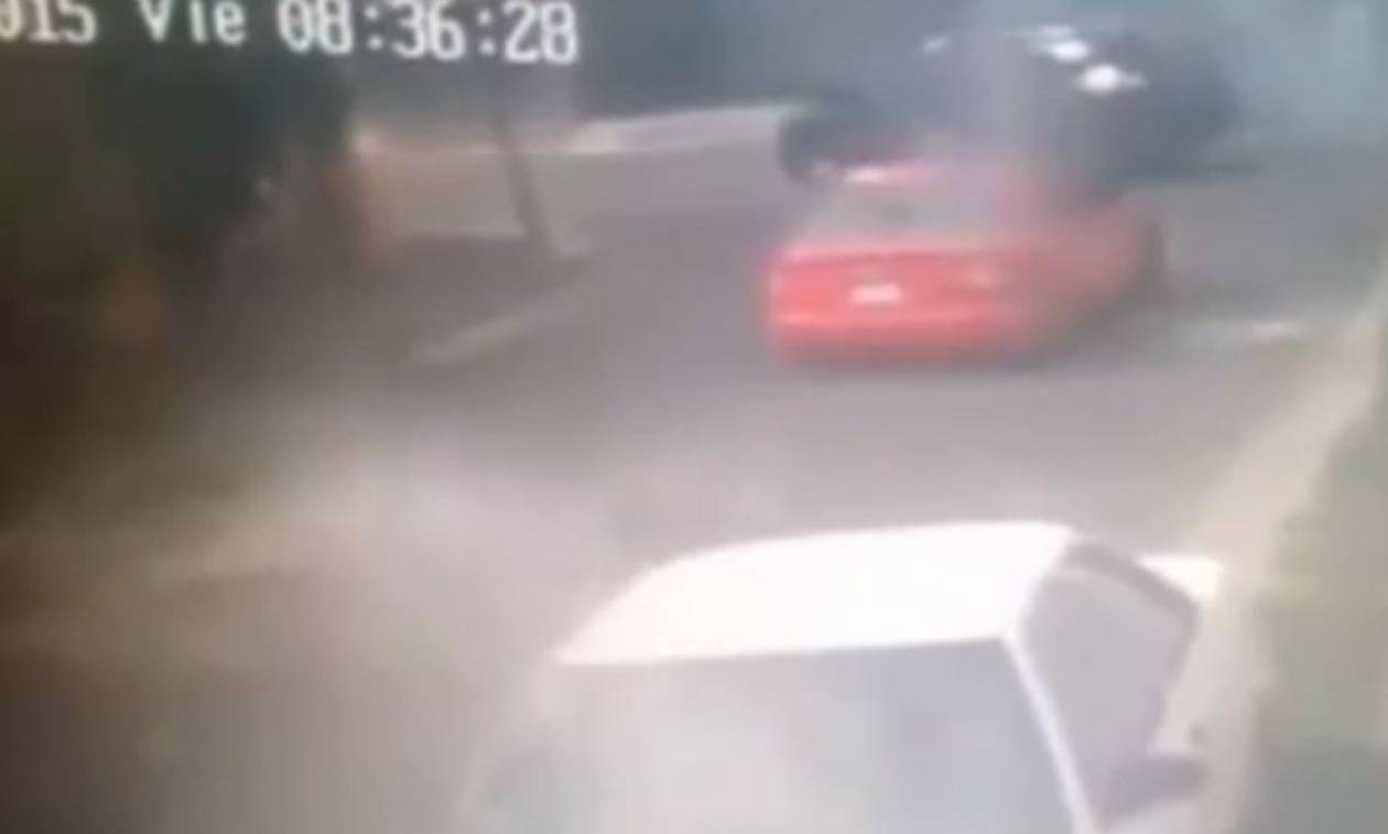 Τον γάζωσαν με 100 σφαίρες ενώ βρισκόταν μέσα σε ταξί (video)