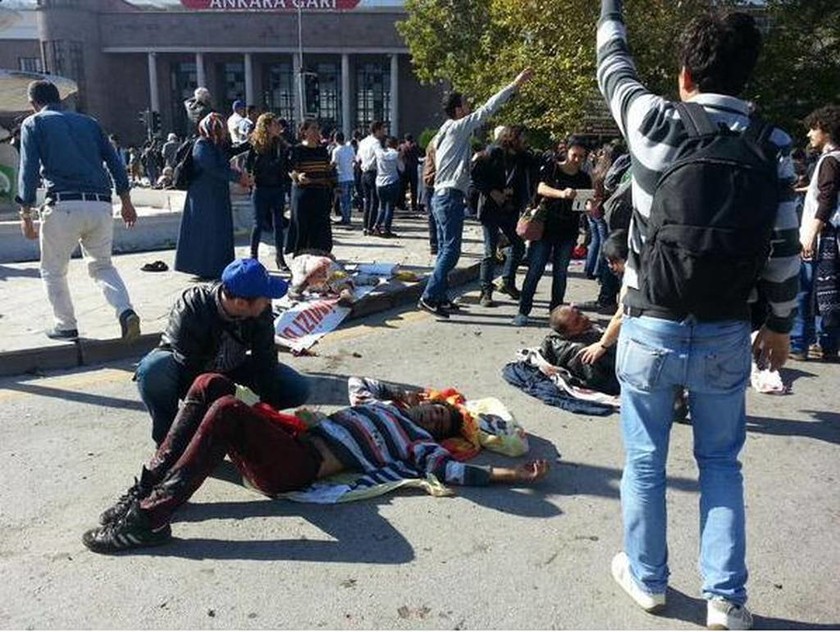Σοκ στην Τουρκία: Δεκάδες νεκροί από βομβιστική επίθεση (pics&video) (2)
