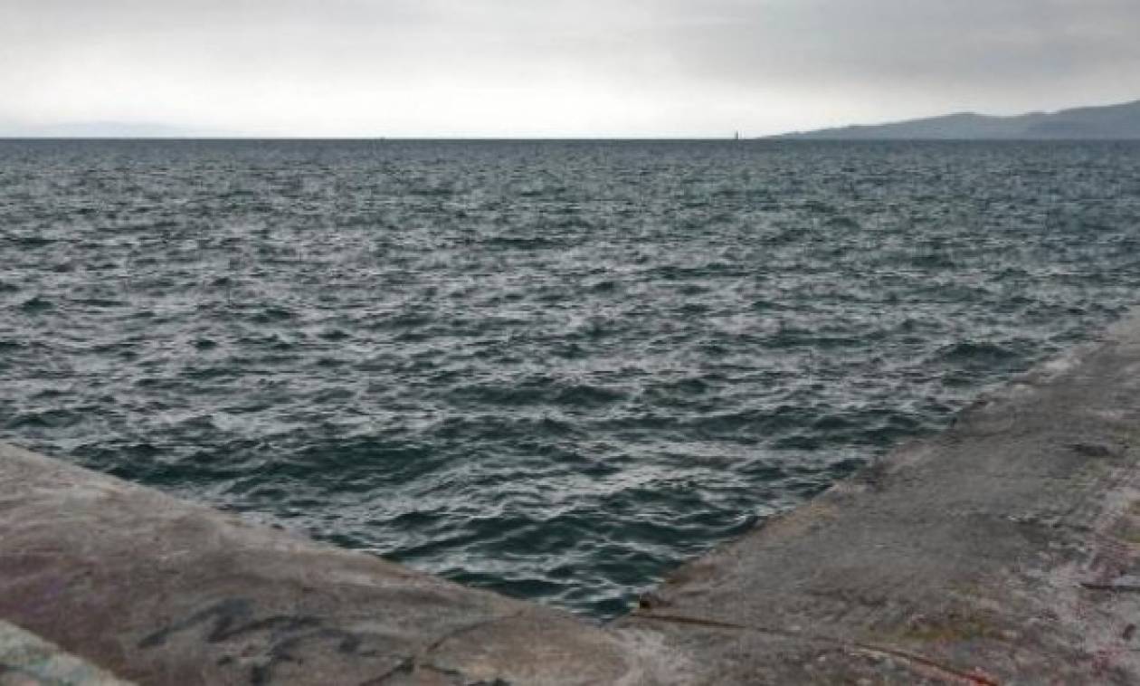 Βόλος: Επαίτης βούτηξε στην θάλασσα για 2 ευρώ - Κινδύνευσε η ζωή του