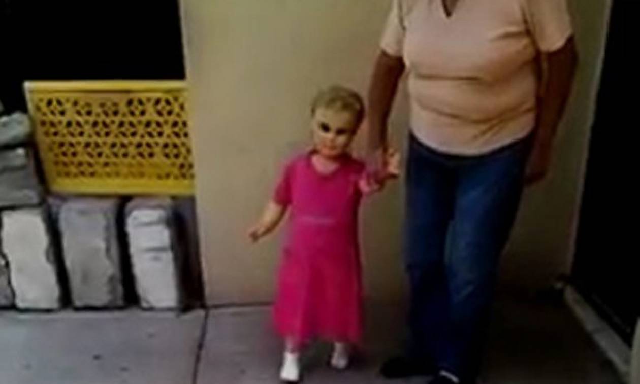 Δείτε την τρομακτική «κούκλα του διαβόλου» που ζωντανεύει όταν της πιάνεις το χέρι! (video)