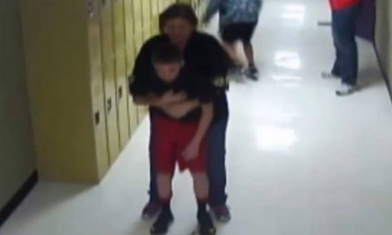 Ηρωική καθηγήτρια έσωσε μαθητή από μία… καραμέλα! (video)