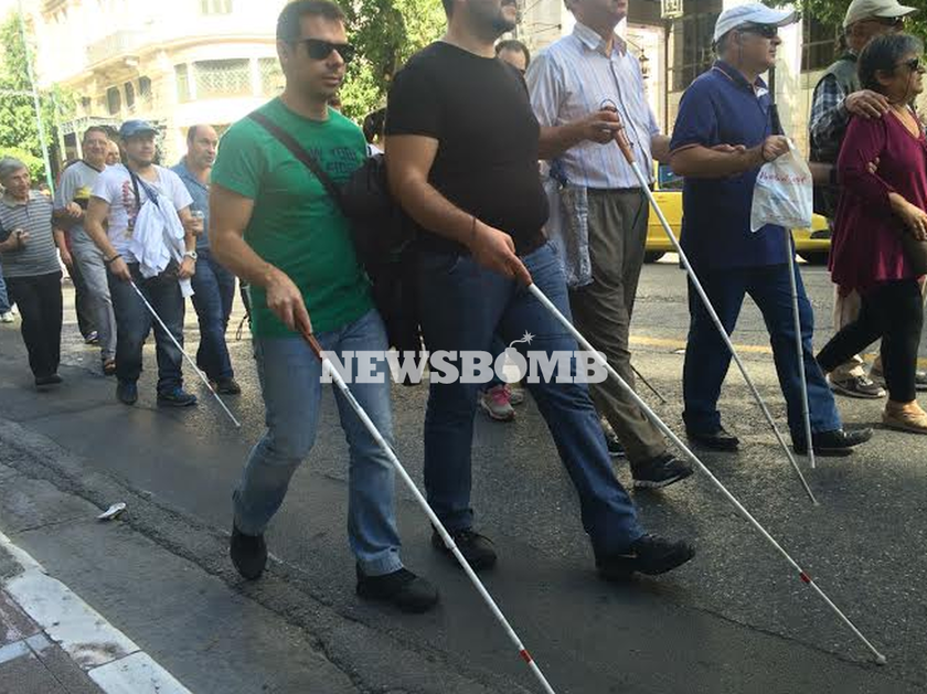 Συγκέντρωση διαμαρτυρίας της Ομοσπονδίας Τυφλών έξω από το ΥΠΟΙΚ