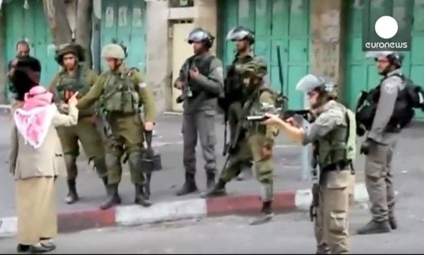 Ηλικιωμένος Παλαιστίνιος «τα βάζει» με επτά Ισραηλινούς στρατιώτες (photos+video)
