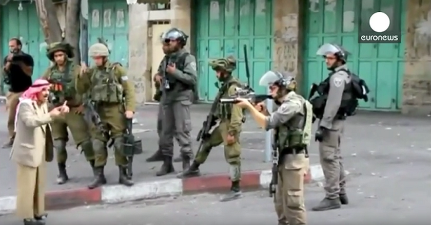 Ηλικιωμένος Παλαιστίνιος «τα βάζει» με επτά Ισραηλινούς στρατιώτες (photos+video)